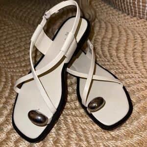 ZARA Ivory Flat Sandals with Silver Toe Detail ~ 35 5M ~ NEW IN BOX